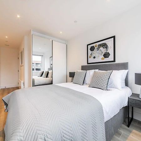 Lovely Bright Studio Apartment In Central East Grinstead Esterno foto