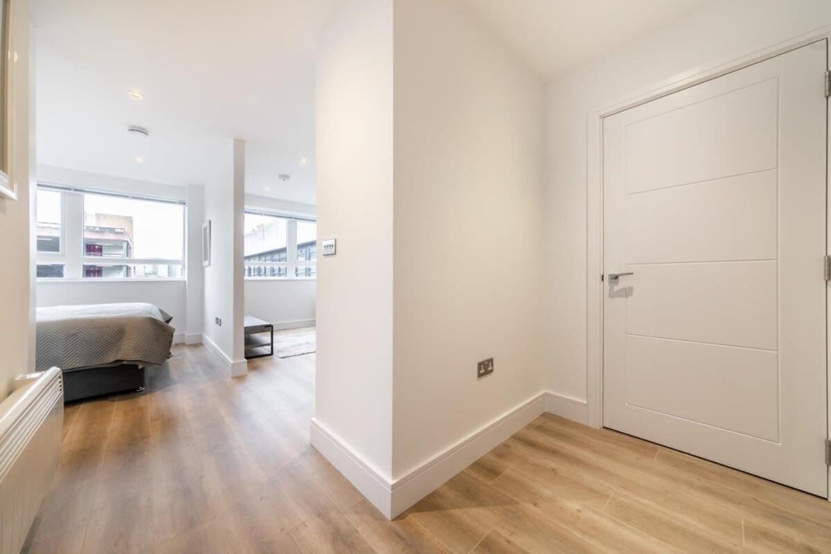 Lovely Bright Studio Apartment In Central East Grinstead Esterno foto
