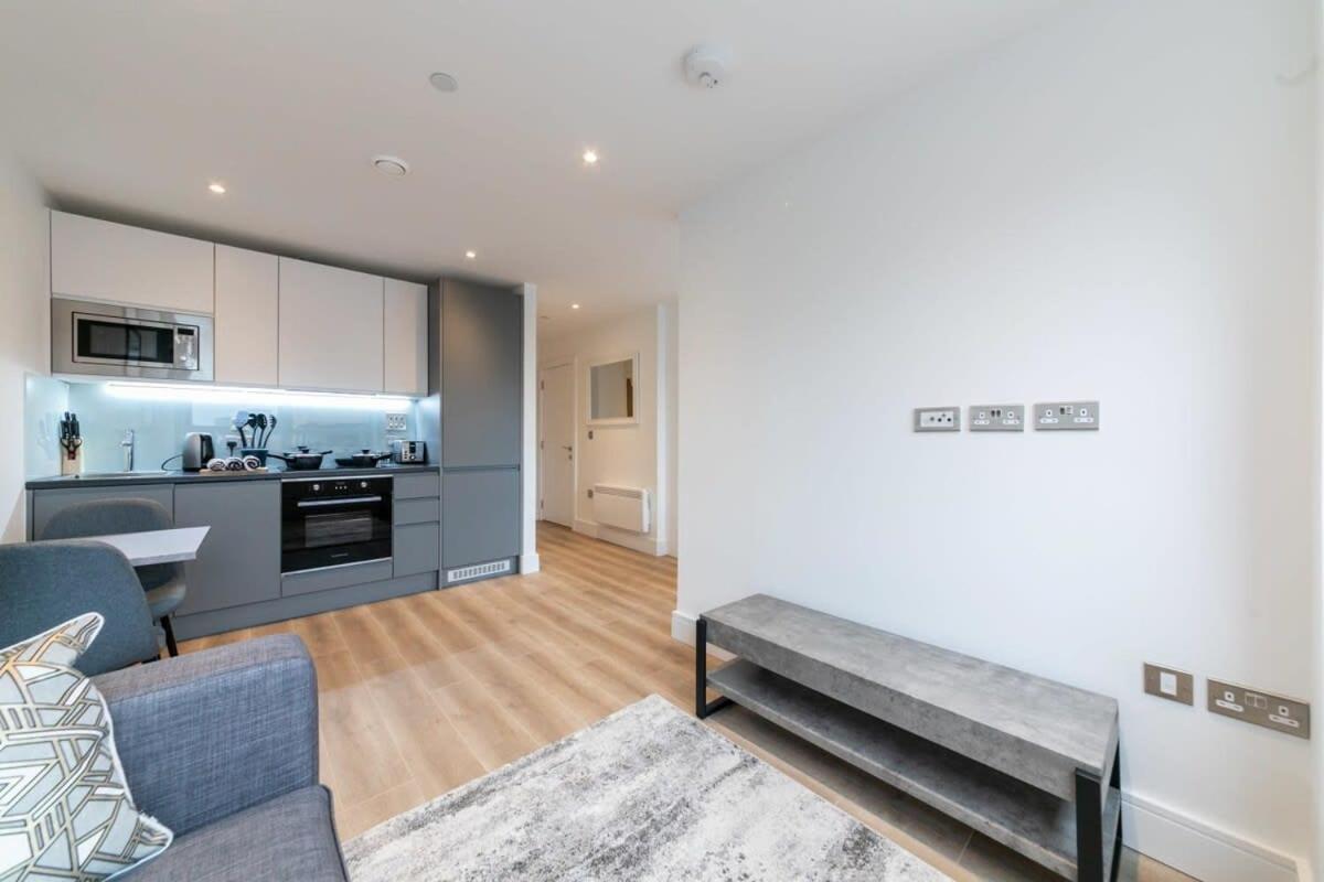 Lovely Bright Studio Apartment In Central East Grinstead Esterno foto