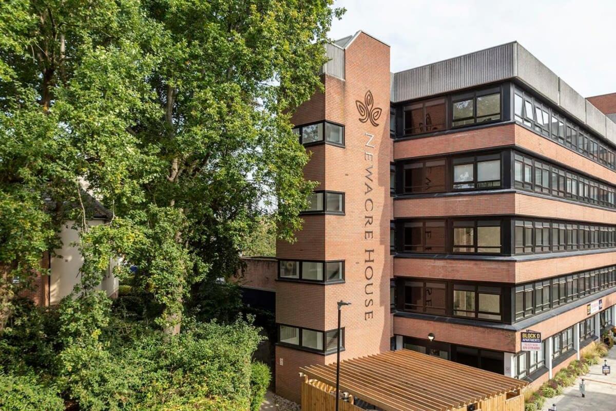 Lovely Bright Studio Apartment In Central East Grinstead Esterno foto